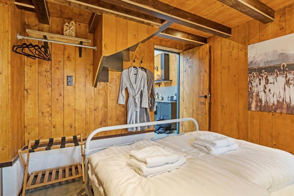 Uniek Houten Huis Nabij Bos En Plassen Hollandsche Rading Exterior foto